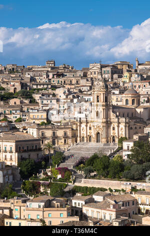 Antiken Hügel Stadt Modica Alta und der Kathedrale von San Giorgio, berühmt für die barocke Architektur von Modica Bassa, Sizilien Stockfoto