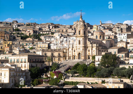 Antiken Hügel Stadt Modica Alta und der Kathedrale von San Giorgio, berühmt für die barocke Architektur von Modica Bassa, Sizilien Stockfoto