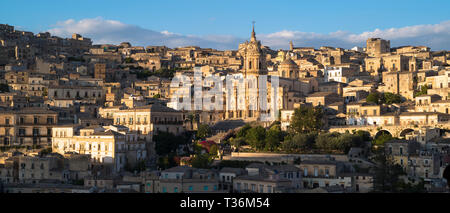 Antiken Hügel Stadt Modica Alta und der Kathedrale von San Giorgio, berühmt für die barocke Architektur von Modica Bassa, Sizilien Stockfoto