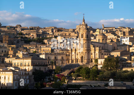 Antiken Hügel Stadt Modica Alta und der Kathedrale von San Giorgio, berühmt für die barocke Architektur von Modica Bassa, Sizilien Stockfoto