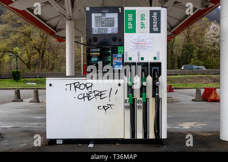 Graffiti auf einer Kraftstoffpumpe in Albertville lesen "Trop Chere" (in englischer Sprache - zu teuer) wie Proteste gegen die Treibstoffpreise weiter über Frankreich. Stockfoto