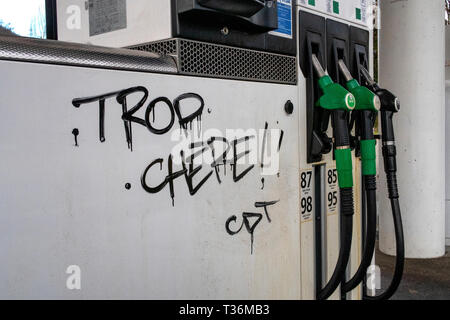 Graffiti auf einer Kraftstoffpumpe in Albertville lesen "Trop Chere" (in englischer Sprache - zu teuer) wie Proteste gegen die Treibstoffpreise weiter über Frankreich. Stockfoto