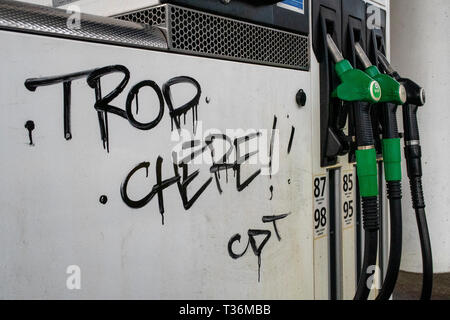 Graffiti auf einer Kraftstoffpumpe in Albertville lesen "Trop Chere" (in englischer Sprache - zu teuer) wie Proteste gegen die Treibstoffpreise weiter über Frankreich. Stockfoto