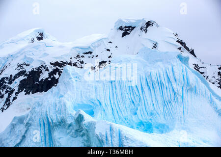 Ein Eisberg auf Neko Harbour in Paradise Bay, Antarktische Halbinsel. Stockfoto