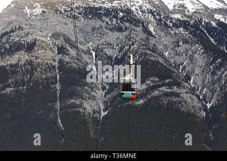 Isolierte Sulphur Mountain Gondola Gondola Glass geschlossene Seilbahn-Hütte mit Rundle Mountain Landschaftslandschaft Hintergrund, Banff National Park, Kanadische Rocky Mountains Stockfoto