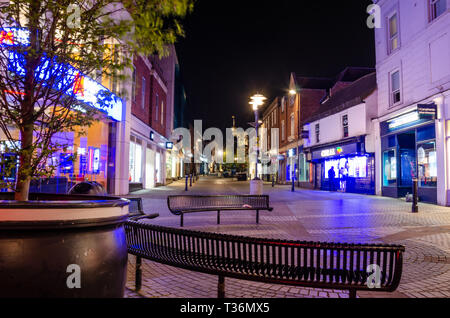 Blick auf den Peascod in Richtung Schloss Windsor in der Nacht. Beleuchtung von Geschäften auf der Straße in einer bunt leuchten. Stockfoto