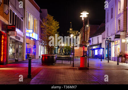 Blick auf den Peascod in Richtung Schloss Windsor in der Nacht. Beleuchtung von Geschäften auf der Straße in einer bunt leuchten. Stockfoto