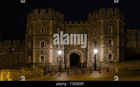 König Heinrich VIII. Gateway, einer der Eingänge in Windsor Castle hier bei Nacht gesehen. Stockfoto