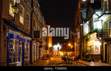 Church Street, Windsor, Berkshire, UK in der Nacht. Church Street ist ein gepflasterten, verkehrsberuhigten Straße mit Bars, Restaurants und Souvenirläden. Stockfoto