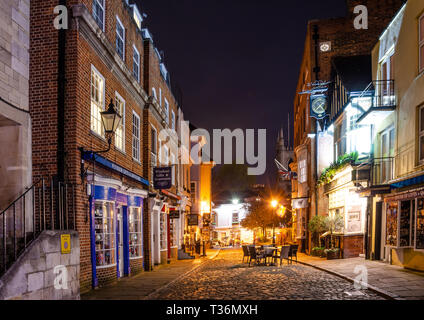 Church Street, Windsor, Berkshire, UK in der Nacht. Church Street ist ein gepflasterten, verkehrsberuhigten Straße mit Bars, Restaurants und Souvenirläden. Stockfoto