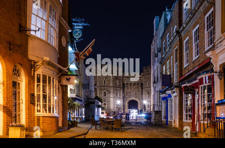 Ein Blick auf die Church Street in Windsor mit Blick auf den König Henry VIII Gateway, einer der Eingänge in Windsor Castle. Stockfoto