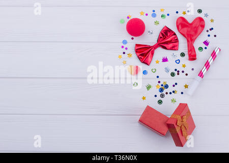 Festliche Hintergrund mit bunten Partyartikel. Geburtstag Zubehör auf weißem Holz- Hintergrund mit kopieren. Stockfoto