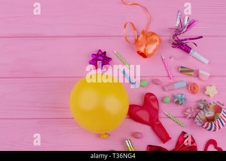 Karneval oder Geburtstagsfeier mit kopieren. Bunte Geburtstagsparty Hintergrund mit Ballons, Gebläse, Kerzen, Süßigkeiten und andere Accessoires. Stockfoto