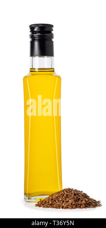 Leinöl in Glasflasche und Leinsamen auf weißem Hintergrund Stockfoto
