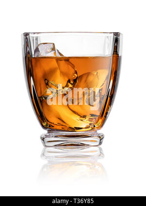 Whisky mit Eiswürfel im Glas auf weißem Hintergrund Stockfoto