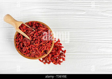 Goji Beeren in der Schüssel mit Schaufel auf White Table Top View Stockfoto