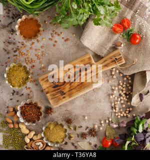 Frischem Gemüse und Tomaten Gewürze Getreide und Nüsse Bio gesunde Snacks auf einer strukturellen Hintergrund. Konzept der gesunden Ernährung. Rahmen unter dem Text. Stockfoto