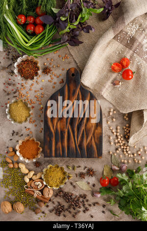 Frischem Gemüse und Tomaten Gewürze Getreide und Nüsse Bio gesunde Snacks auf einer strukturellen Hintergrund. Konzept der gesunden Ernährung. Rahmen unter dem Text. Stockfoto