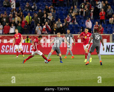 Harrison, NJ - 6. April 2019: Osvaldo Alonso (6) von Minnesota United FC & Kaku (10) der Red Bulls Kampf für die Kugel während der regelmäßigen MLS Spiel bei Red Bull Arena Minnesota gewann 2-1 Stockfoto