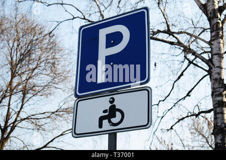 Schild. Nur Parkplätze für Menschen mit Behinderungen. Stockfoto