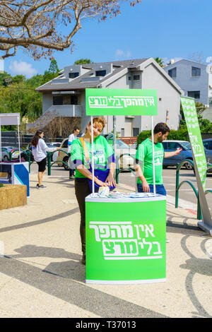 Haifa, Israel - 05 April, 2019: Politische Aktivisten in Ziv Square, 4 Tage vor den Wahlen 2019, in Haifa, Israel Stockfoto