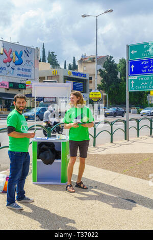 Haifa, Israel - 05 April, 2019: Politische Aktivisten in Ziv Square, 4 Tage vor den Wahlen 2019, in Haifa, Israel Stockfoto