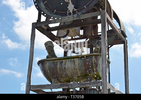 Mann in der Badewanne Wasser Brunnen auf Southwold Pier, Southwold, Suffolk, Großbritannien - Es führt im 20-Minuten-Takt während des Tages. Stockfoto