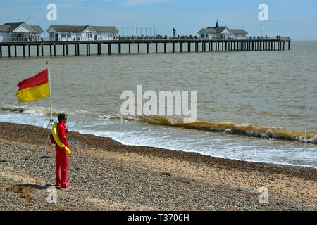 Rettungsschwimmer am Strand von Southwold Badeort in Suffolk, Großbritannien Stockfoto