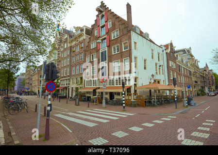AMSTERDAM, NIEDERLANDE, 30. SEPTEMBER 2017: EIN bewölkter Tag im September im historischen Zentrum von Amsterdam. Stockfoto