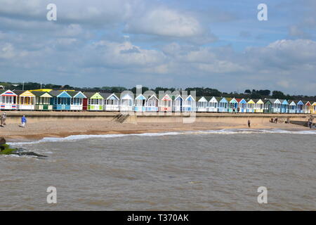 Blick auf den Strand Hütten entlang der Küste nach Southwold Badeort in Suffolk, Großbritannien Stockfoto