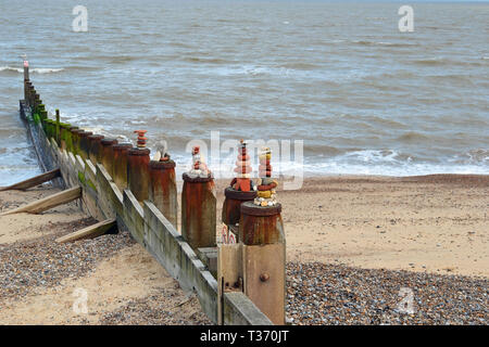 Kiesel Türme auf dem Wellenbrecher in Southwold Beach in Suffolk, Großbritannien Stockfoto