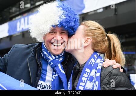 Albion-Fans kommen früh zum Halbfinale des FA Cup zwischen Brighton & Hove Albion und Manchester City im Wembley Stadium an. 6. April 2019 – nur zur redaktionellen Verwendung. Keine Verkaufsförderung. Für Football-Bilder gelten Einschränkungen für FA und Premier League. Keine Nutzung des Internets/Handys ohne FAPL-Lizenz - für Details wenden Sie sich an Football Dataco Stockfoto