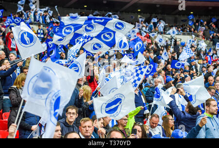 Brighton Fans übernehmen die Westseite des Stadions während der FA Cup Semi Final Match zwischen Brighton & Hove Albion und Manchester City im Wembley Stadion. 6. April 2019 nur für den redaktionellen Gebrauch bestimmt. Kein Merchandising. Für Fußball Bilder FA und Premier League Einschränkungen Inc. kein Internet/Mobile Nutzung ohne fapl Lizenz - für Details Kontakt Fußball Dataco Stockfoto