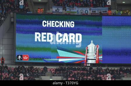 VAR Prüfungen für die möglichen rote Karte Zwischenfall in der ersten Hälfte während der FA Cup Semi Final Match zwischen Brighton & Hove Albion und Manchester City im Wembley Stadion. 6. April 2019 nur für den redaktionellen Gebrauch bestimmt. Kein Merchandising. Für Fußball Bilder FA und Premier League Einschränkungen Inc. kein Internet/Mobile Nutzung ohne fapl Lizenz - für Details Kontakt Fußball Dataco Stockfoto