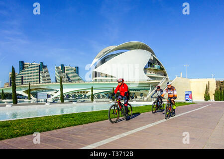 Spanien Valencia Stadt der Künste und Wissenschaften, Radfahrer auf Fahrrädern, Valencia Turia Park Menschen radeln in einem modernen, modernen Place Bike Lane Stockfoto