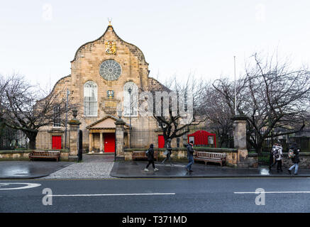 EDINBURGH, Schottland - Februar 9, 2019 - Die Royal Mile Canongate Kirk und die Statue des Dichters Robert Fergusson Stockfoto