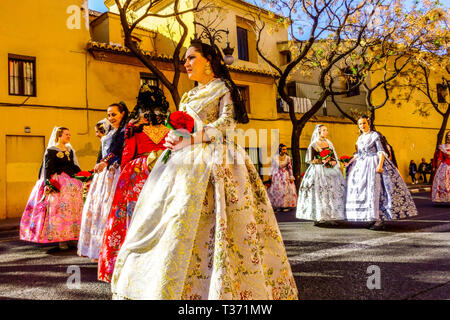 Valencia Fallas Festival Spanien Frauen mit Blumen in traditionellen Kostümen marschieren durch die Stadt, Spanisches Festival Las Fallas Valencia Spanien Stockfoto