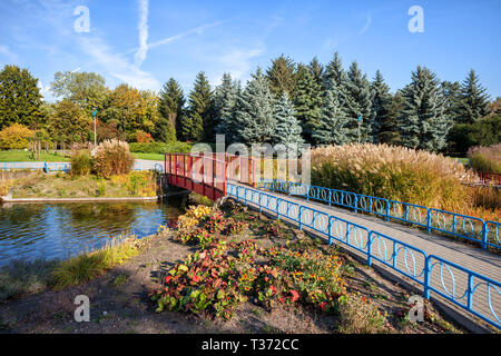 Gasse im Garten mit Steg auf einem Kanal in Edwarda Szymanskiego Park in Warschau, Polen Stockfoto