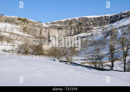 Malham Cove im schnee, winter, Yorkshire Dales National Park, North Yorkshire, Großbritannien Stockfoto