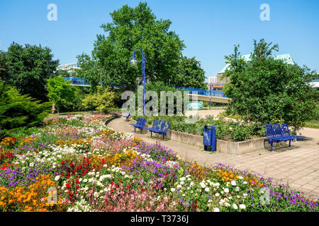 Üppigen Blumenbeeten im Sommergarten. Einen sonnigen Tag. Stockfoto