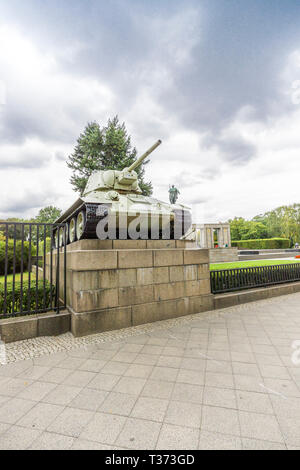 Sowjetischer Panzer Denkmal in Berlin. Stockfoto
