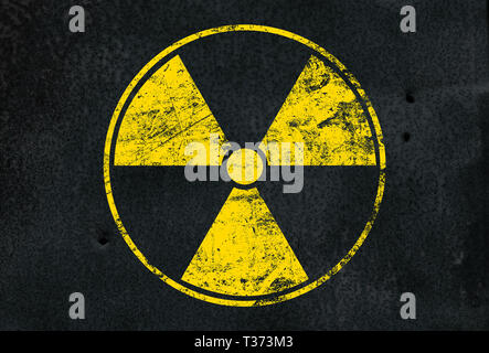 Gelbe Gefahr durch Radioaktivität Warnschild über grunge Black Metal Wand Hintergrund mit Kopie Raum lackiert Stockfoto