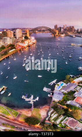 Oberfläche von Lavendel Bucht im Hafen von Sydney von schwebenden Yachten um Molen, Kaianlagen und Marina mit Blick auf die Sydney Harbour Bridge und großen Stockfoto