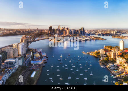Sydney Harbour um Lavender Bay aus North Shore in Richtung Großstadt CBD Grenzsteine um die Sydney Harbour Bridge in erhöhten Luftaufnahme. Stockfoto