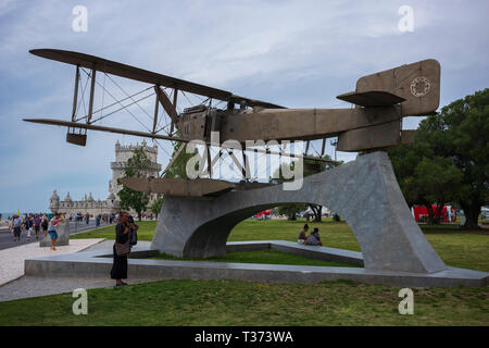 Gago Coutinho Doppeldecker Flug mit dem Wasserflugzeug, Santa Cruz, Denkmal, Lissabon, Portugal. Stockfoto