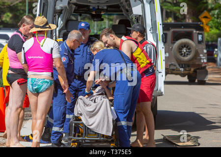 Ein in der Nähe von ertrunken Mann durch Surf rescue Volunteers gespeichert half in einem NSW Rettungswagen auf einer Bahre im Palm Beach, Sydney, Australien Stockfoto