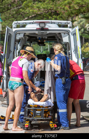 Ein in der Nähe von ertrunken Mann durch Surf rescue Volunteers gespeichert half in einem NSW Rettungswagen auf einer Bahre im Palm Beach, Sydney, Australien Stockfoto