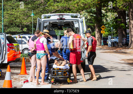 Ein in der Nähe von ertrunken Mann durch Surf rescue Volunteers gespeichert half in einem NSW Rettungswagen auf einer Bahre im Palm Beach, Sydney, Australien Stockfoto