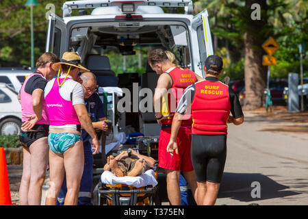 Ein in der Nähe von ertrunken Mann durch Surf rescue Volunteers gespeichert half in einem NSW Rettungswagen auf einer Bahre im Palm Beach, Sydney, Australien Stockfoto