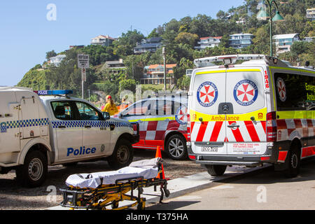 Sydney Ambulanz und Polizei Auto im Palm Beach eine Patientin, die von der Nähe Ertrinken gerettet wurde zu erholen, Australien Stockfoto